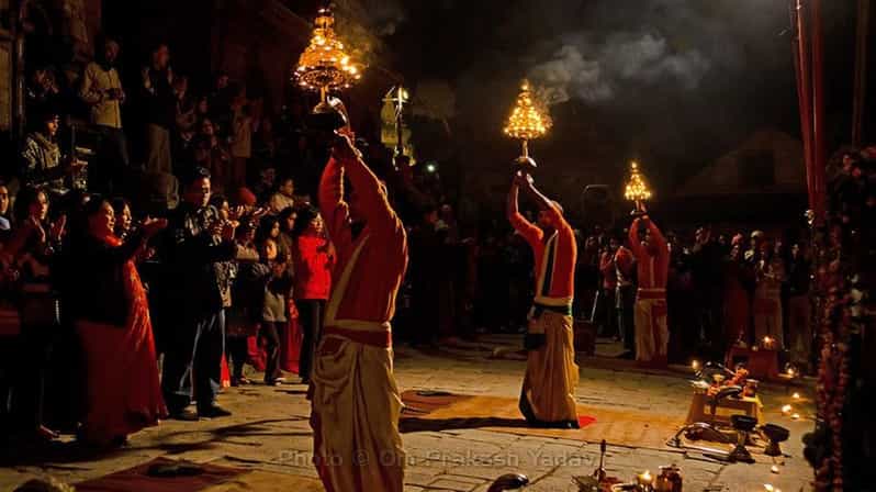 Kathmandu: Pashupatinath Temple Aarti Night Tour - Exploring the golden-roofed temple complex