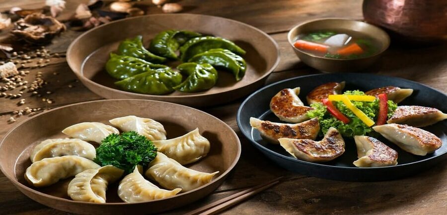 Pokhara: Guided Evening Walking Tour in Lakeside - The food stop: veg or chicken momos